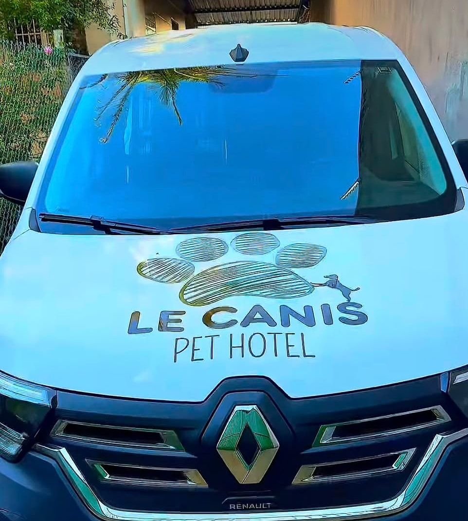 A van do Táxi Dog, com a marca da Le Canis no capô